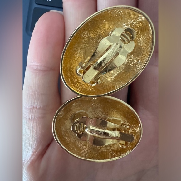 LOT 1641 Givenchy vintage jumbo clip on earrings - Picture 5 of 6